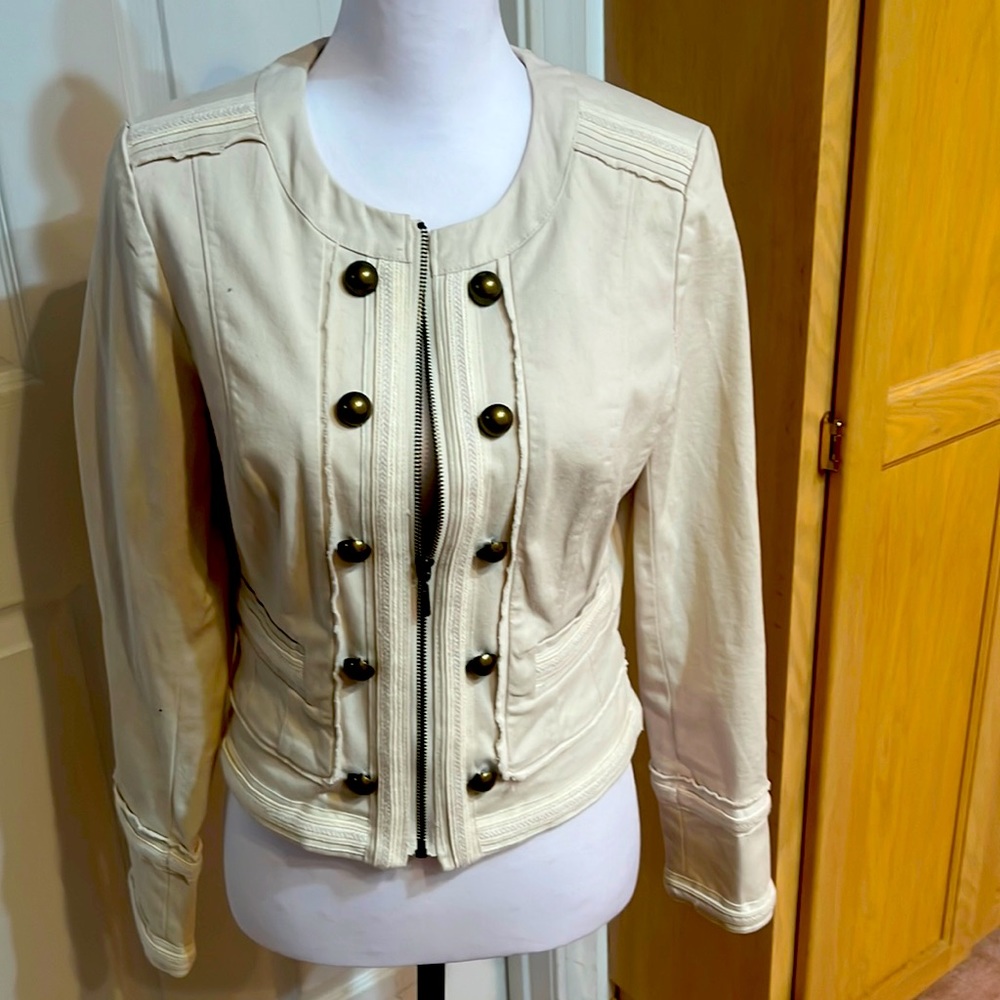 Absolutely gorgeous short fitted jacket.